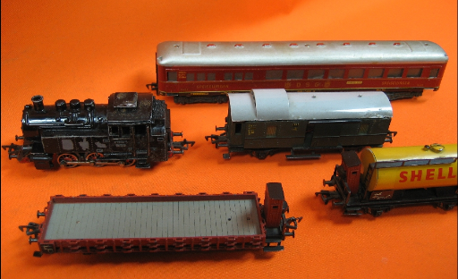 Verkauf von | Modelleisenbahn | Lokomotiven | Güterwagen | Personenwagen | Figuren